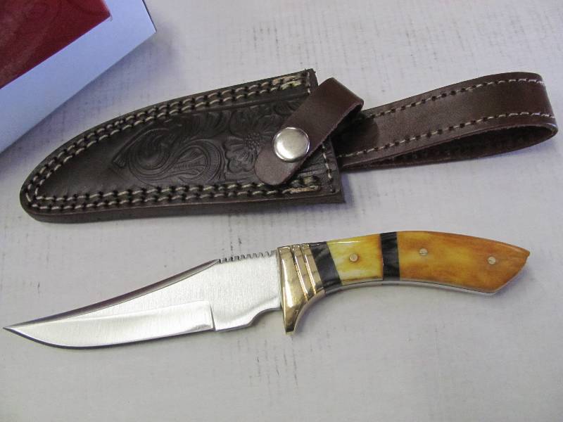 lot 59 image: NEW Hunting Knives