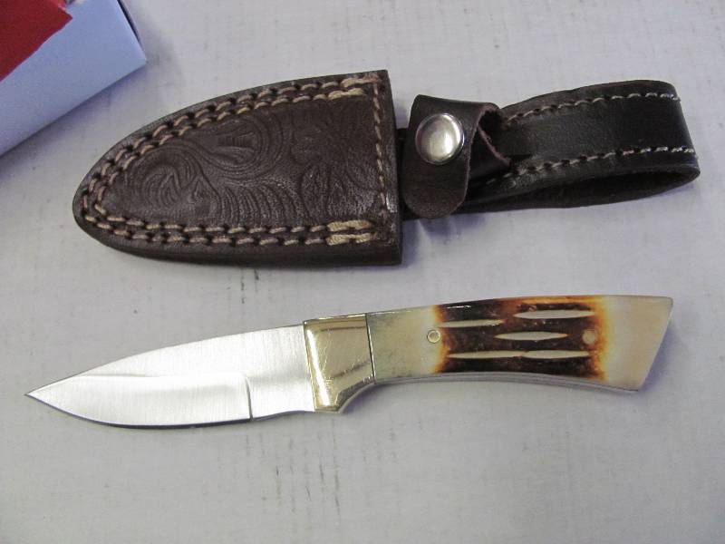 lot 60 image: NEW Hunting Knives
