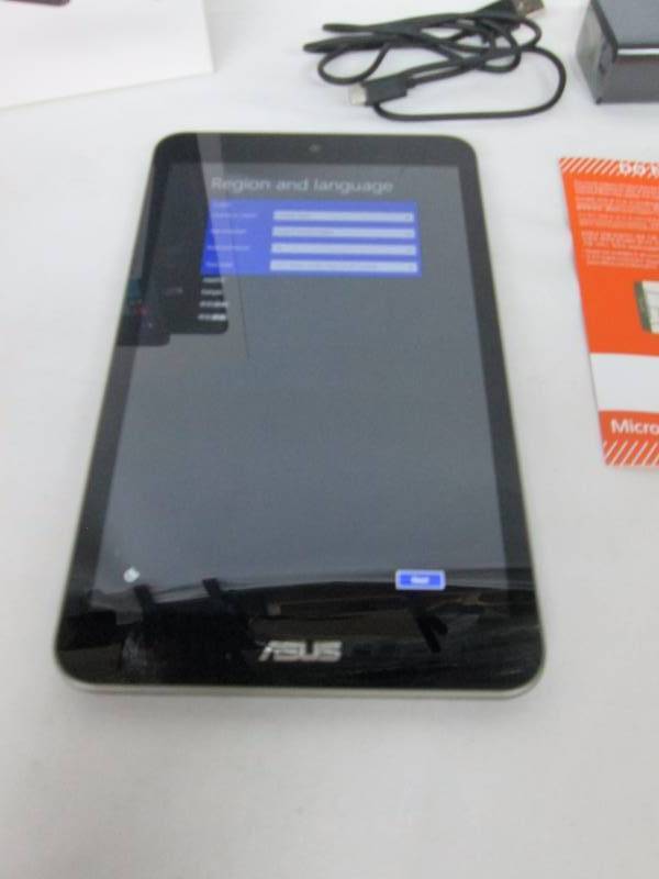 lot 14 image: Asus 8 32GB Windows 8.1 Tablet - Black