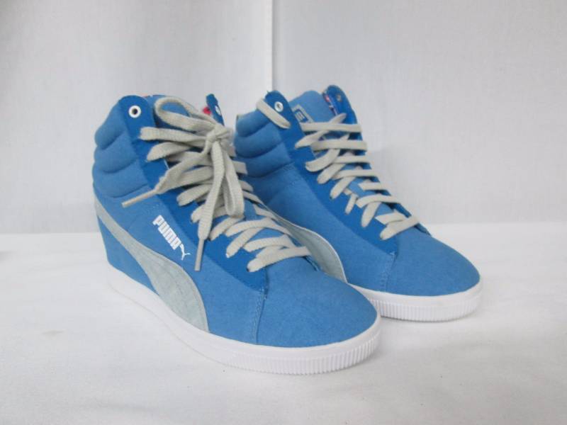 lot 73 image: Puma Womens Classic Wedge Canvas Sneaker