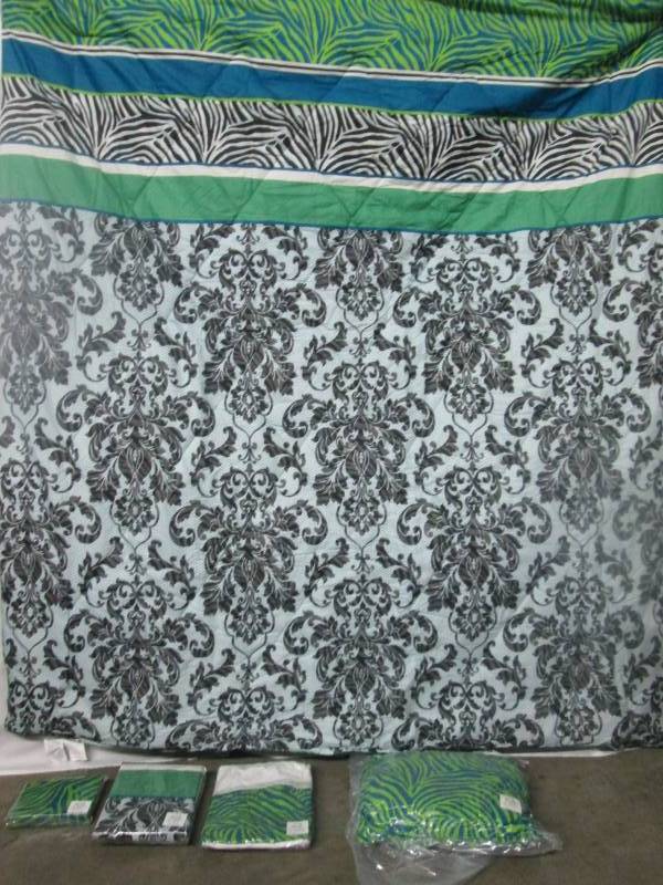 lot 86 image: Alcove Zebra Damask 20-pc. Bedroom Set - Full
