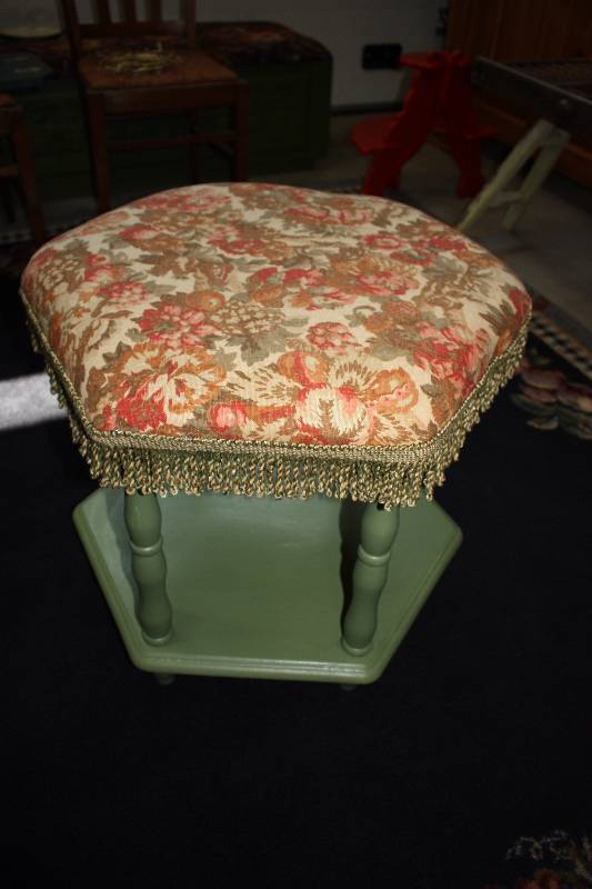 Cottage Style Tuffet