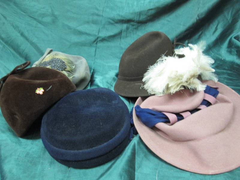 Lot of vintage ladies hats...