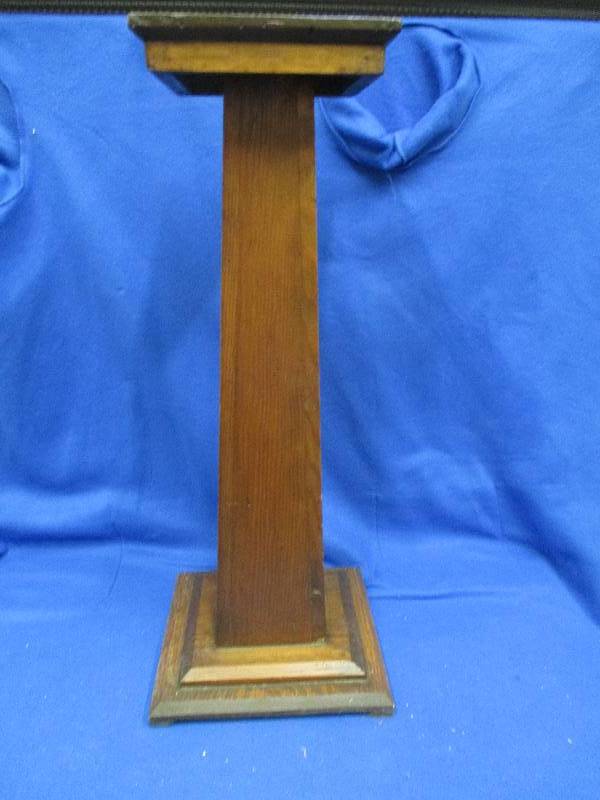 Nice fern or other dcor stand, so...