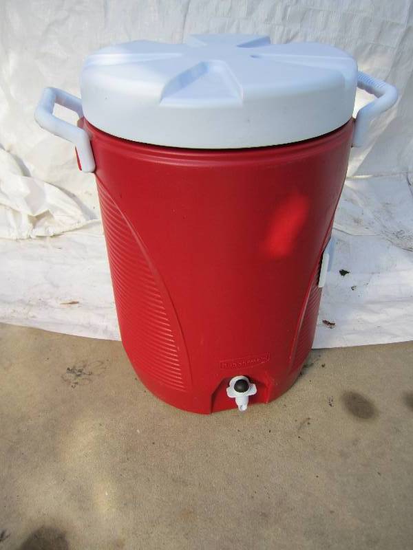 lot 66 image: Rubbermaid 5 Gal. Modern Red Cooler...