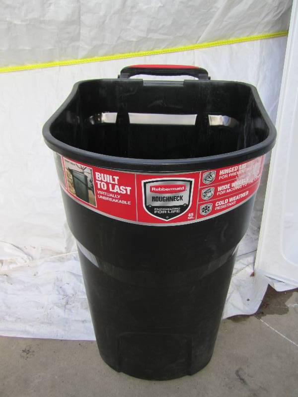 lot 77 image: Roughneck 45 Gal. Black Wheeled Tra...