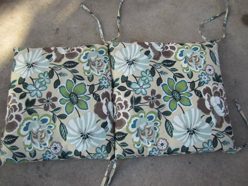 lot 78 image: Patio chair seat cover, has a 4 te...