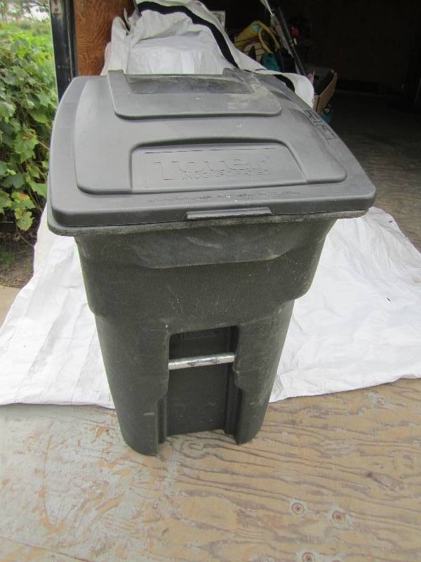 lot 110 image: Toter 64 Gal. Green Wheeled Trash C...