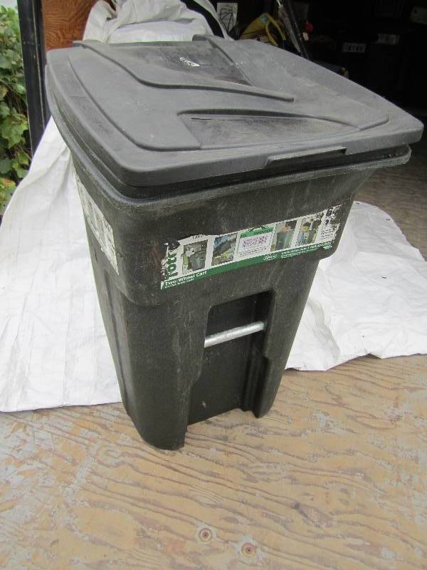 lot 125 image: Toter 64 Gal. Green Wheeled Trash C...