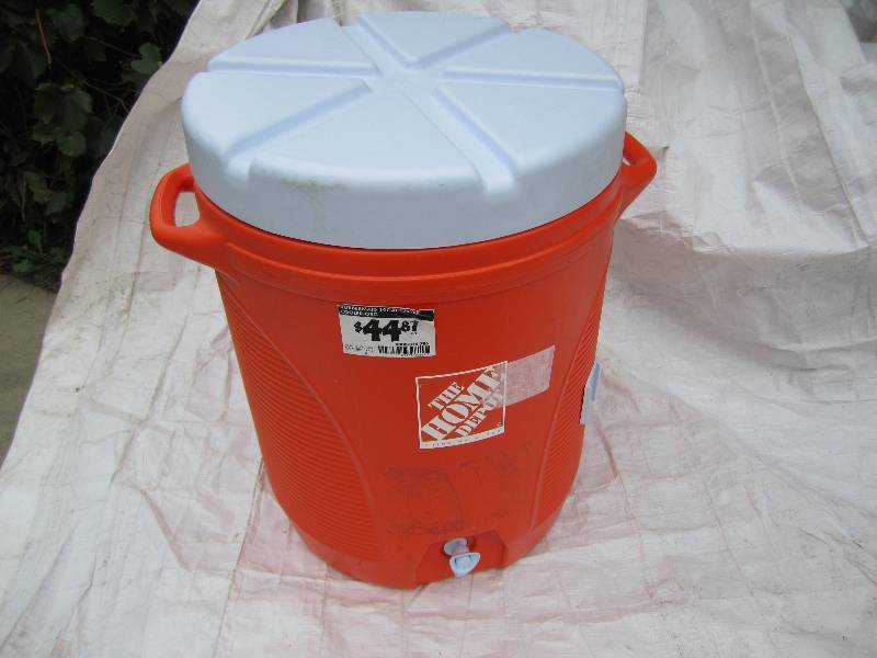 lot 127 image: Rubbermaid 10 Gal. Orange Water Coo...