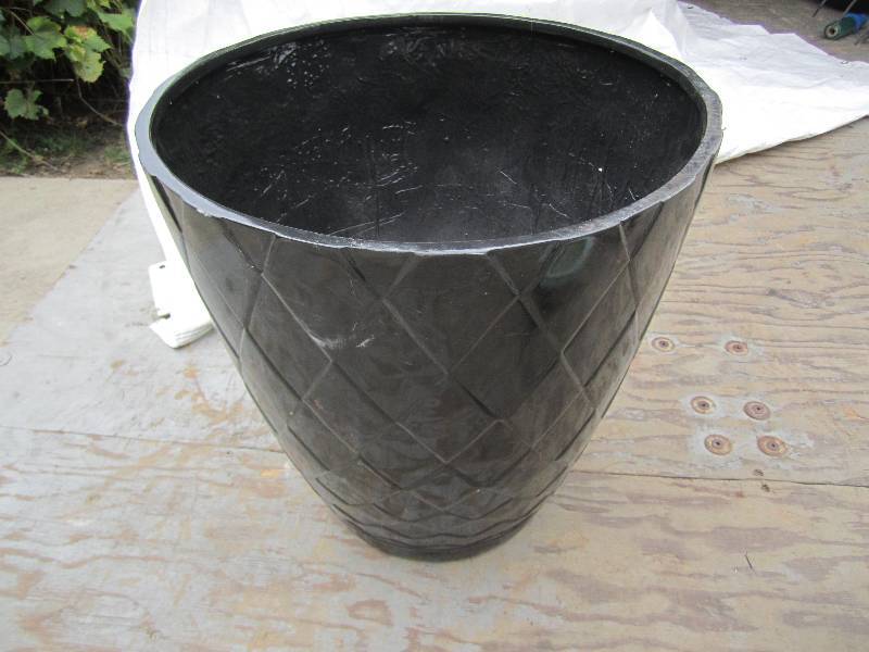 lot 140 image: 20 Diamond planter...
