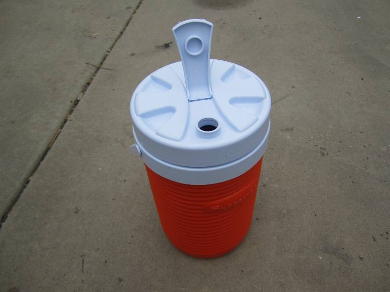 lot 142 image: New Rubbermaid cooler, looks around...