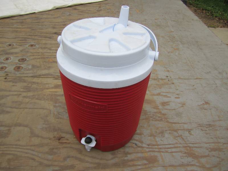 lot 152 image: Rubbermaid Victory 2 Gal. Red Coole...
