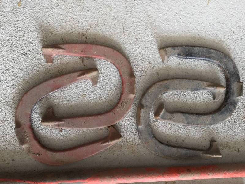 lot 19 image: Horseshoe Set