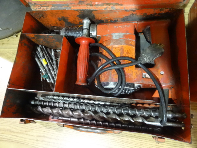 lot 4 image: Hilti TE 22 Roto Hammer with Bits