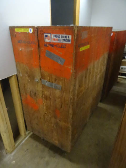 lot 8 image: Wood Clam Shell Job Box