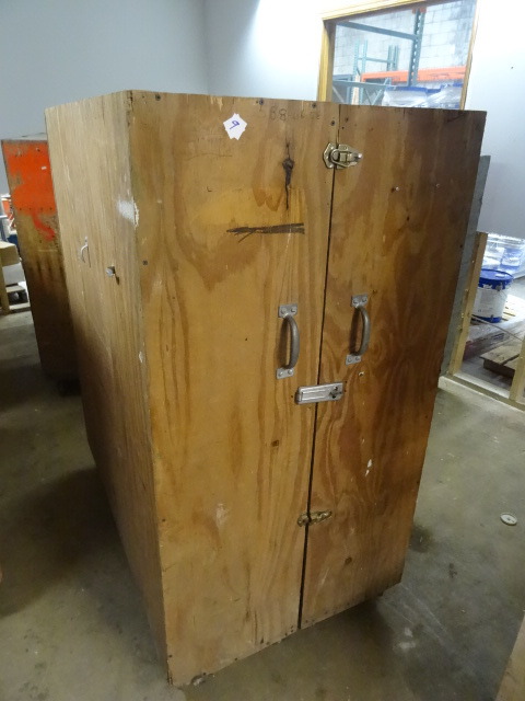 lot 9 image: Wood Clam Shell Job Box