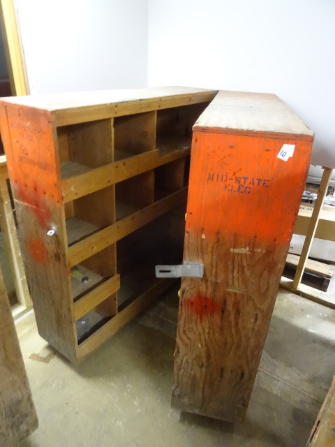 lot 10 image: Wood Clam Shell Job Box