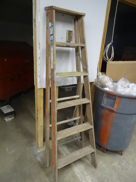 lot 15 image: 6 Wood Step Ladder