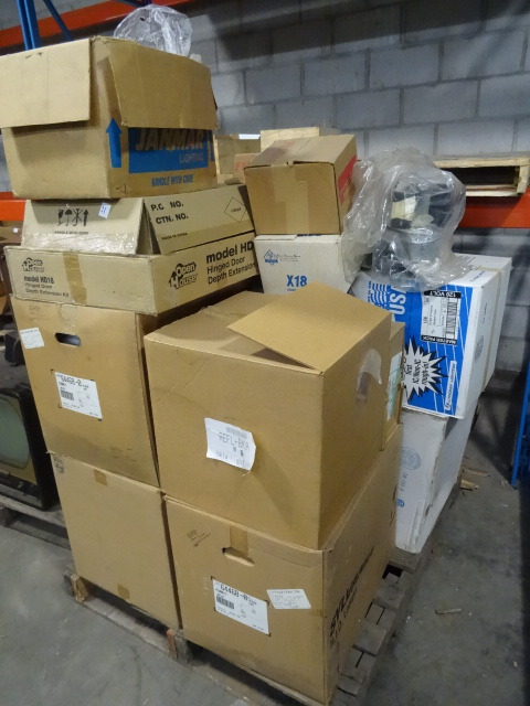 lot 21 image: Misc Lights Fixtures and Bulbs