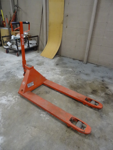 lot 24 image: BT Pallet Jack L-2300U