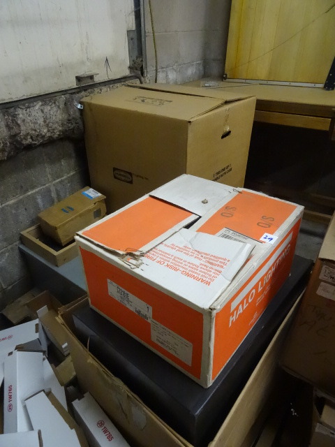 lot 29 image: Misc Lights Large Electrical Box