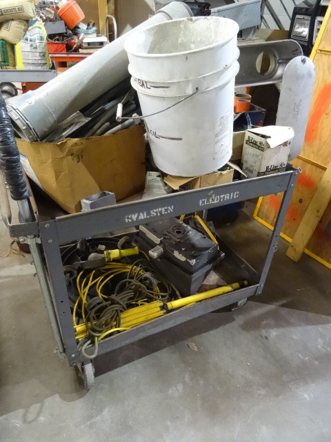 lot 45 image: Contents on Top and Bottom Of Cart