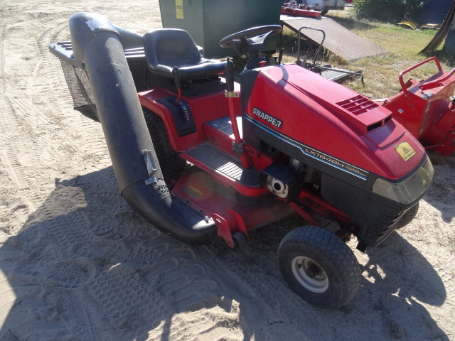 lot 2 image: Snapper Lawn Tractor