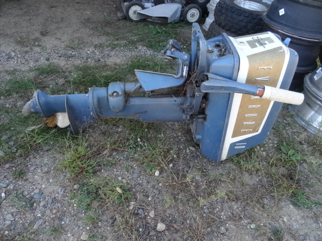 lot 10 image: Evinrude Sport Trim 10 HP Outboard
