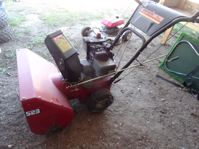 lot 16 image: Estak 5 HP Snow Blower 22