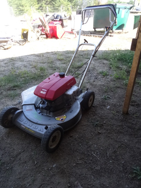 lot 22 image: Honda HRM21 Push Mower
