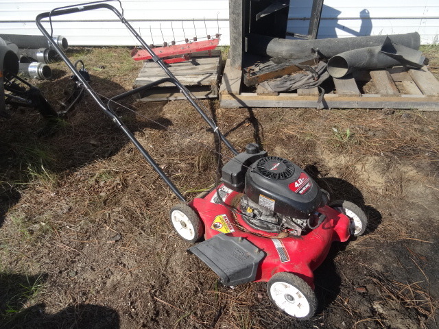 lot 26 image: Yard Machine 20 Push Mower