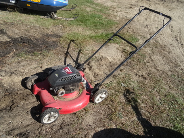 lot 27 image: Yard Machine 22 Push Mower