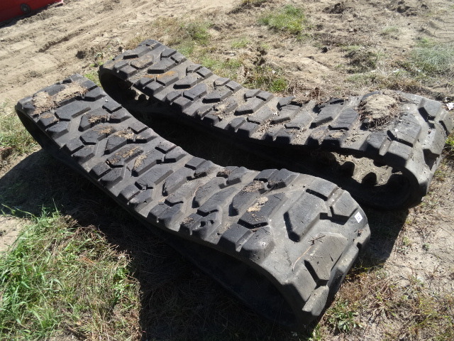 lot 32 image: Tracks Off A Thomas Track Loader