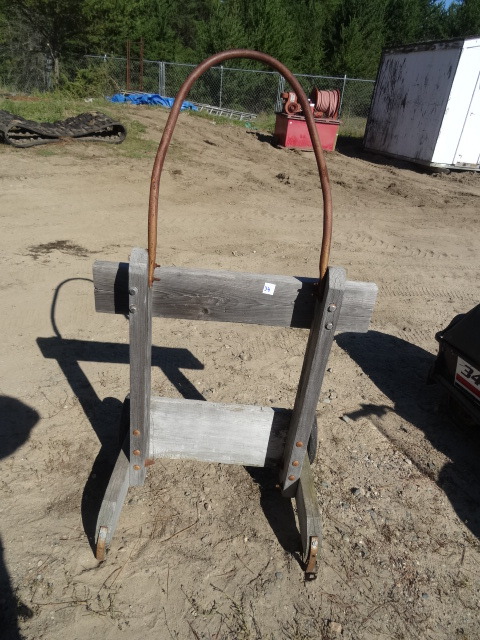 lot 34 image: Portable Outboard Motor Stand