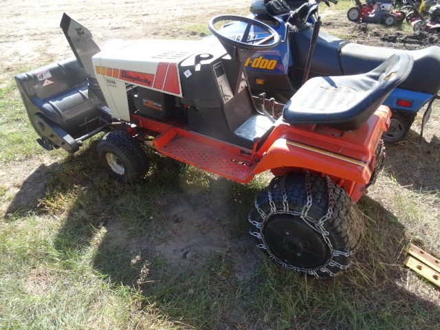 lot 36 image: Simplicity Lawn Tractor With Blower