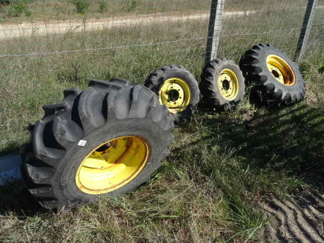 lot 43 image: Tractor Tires Off John Deere