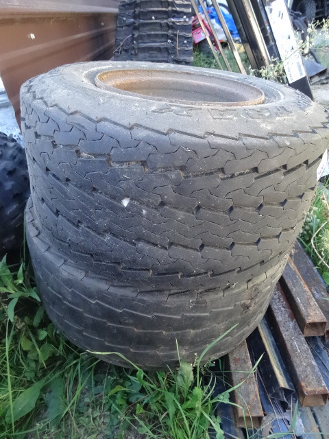 lot 44 image: 2 Trailer Tires 18.5 X 8.5-8, 20.5 X 8.0-10