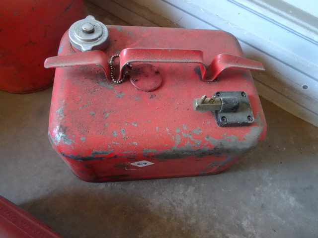 lot 93 image: Mercury 3 Gal. Outboard Motor Tank