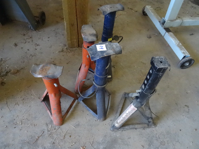 lot 99 image: 5 Jack Stands