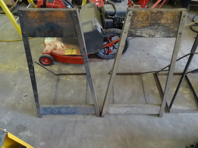 lot 119 image: 4 outboard Motor Stands