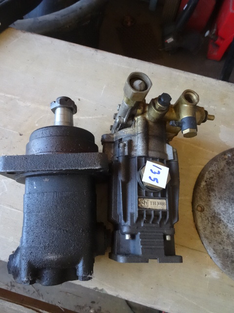 lot 135 image: Hydraulic Drive Motor