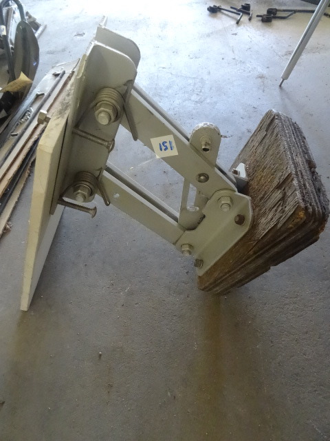 lot 151 image: Out Board Motor Jack