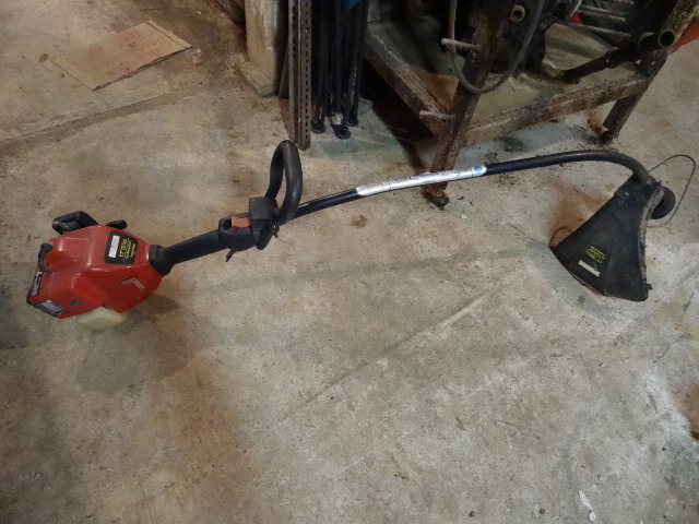 lot 183 image: Weed Eater Featherlite SST25