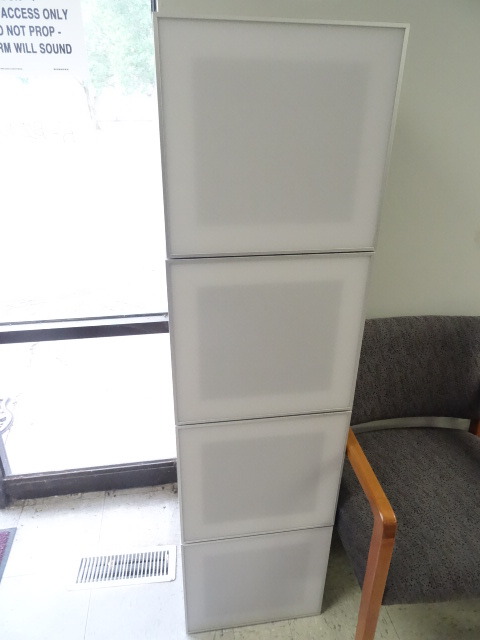 lot 5 image: Metal 4 Door Overhead Cabinet