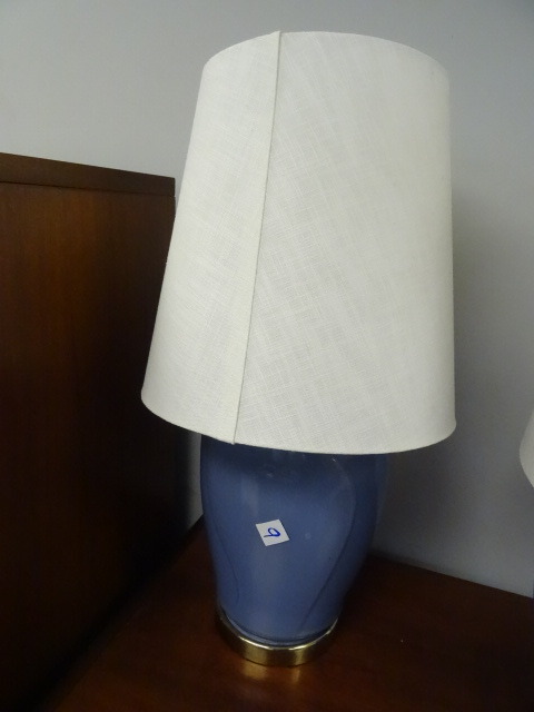 lot 9 image: Glass Table Lamp 28 Tall