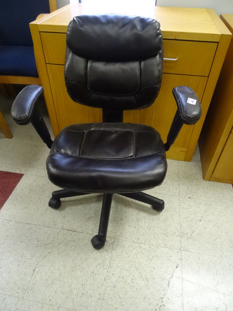 lot 19 image: Office Chair On Wheels