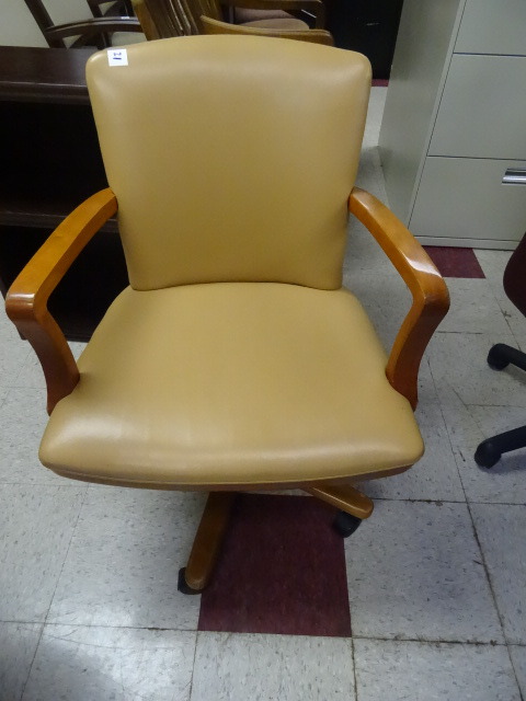 lot 21 image: 6 Matching Office Chairs On Wheels