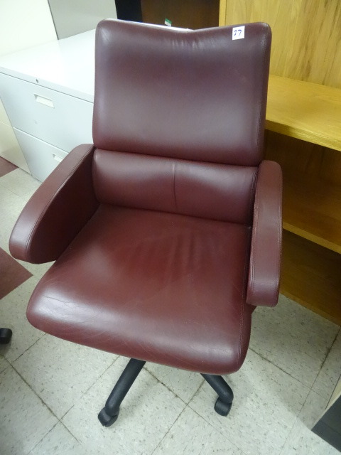 lot 27 image: 5 Matching Office Chairs On Wheels