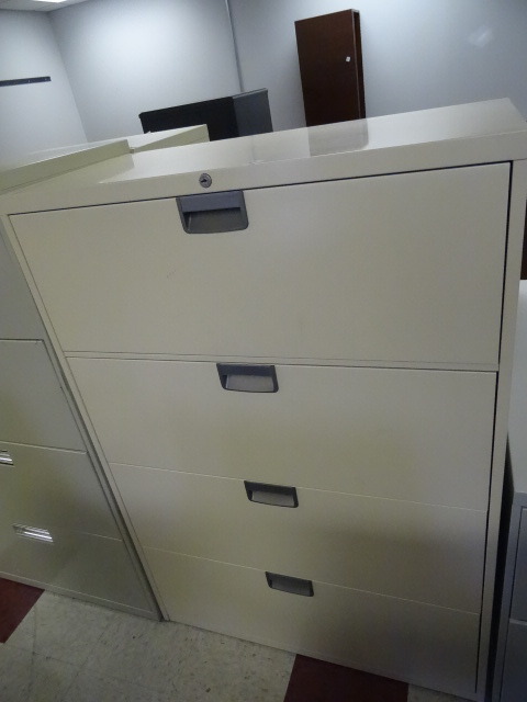 lot 32 image: 36 Metal 4 Drawer Lateral File